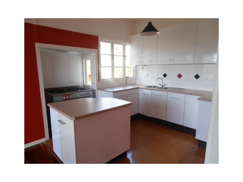 3A Curzon, Mount Lofty QLD 4350