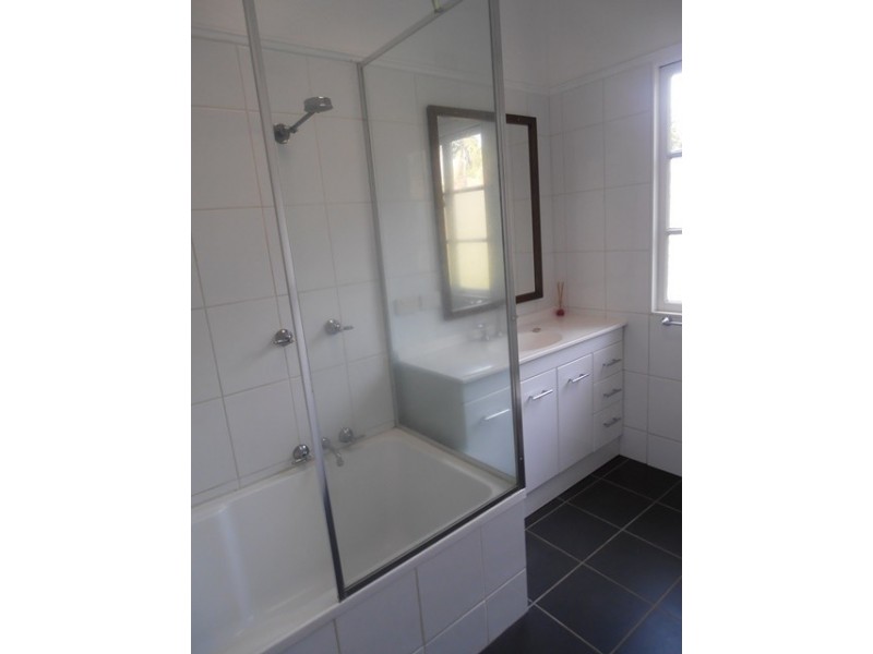 3A Curzon, Mount Lofty QLD 4350