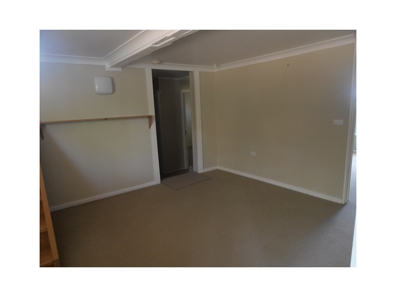 3A Curzon, Mount Lofty QLD 4350