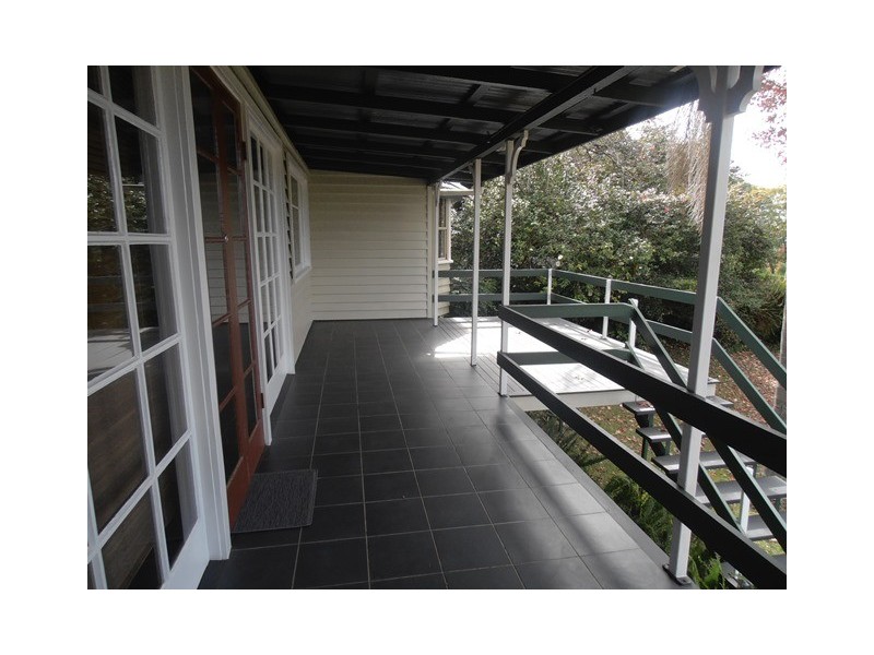 3A Curzon, Mount Lofty QLD 4350