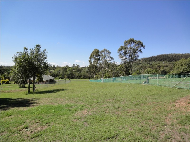 17 Meadows Road, Withcott QLD 4352