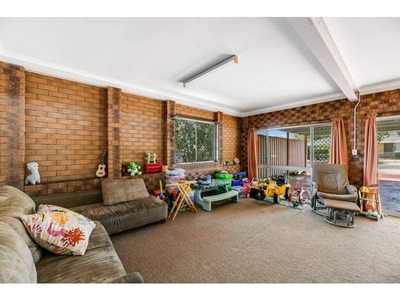 28 Hinkler Crescent, Wilsonton QLD 4350