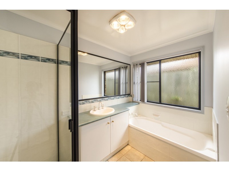 6 Chifley Court, Middle Ridge QLD 4350