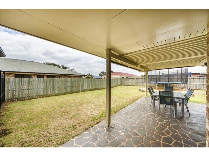 6 Chifley Court, Middle Ridge QLD 4350
