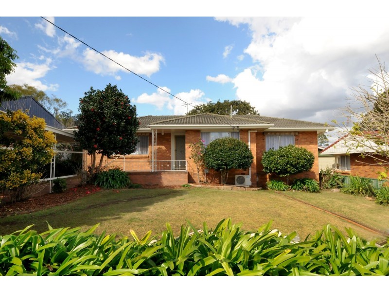 8 Esther Street, Mount Lofty QLD 4350