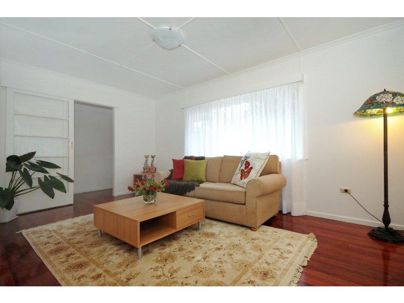 8 Esther Street, Mount Lofty QLD 4350