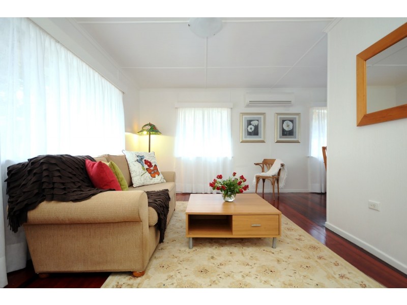 8 Esther Street, Mount Lofty QLD 4350
