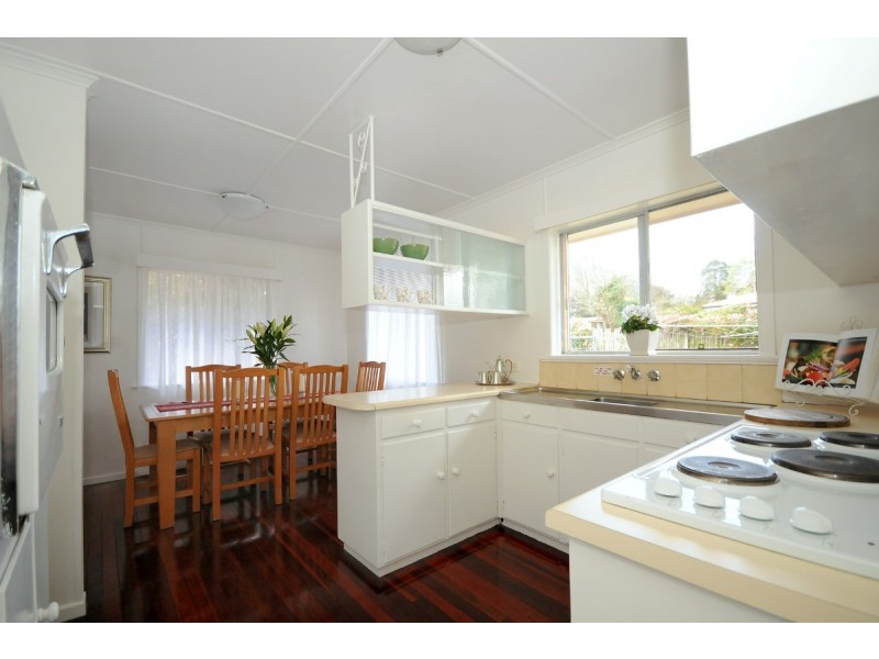 8 Esther Street, Mount Lofty QLD 4350