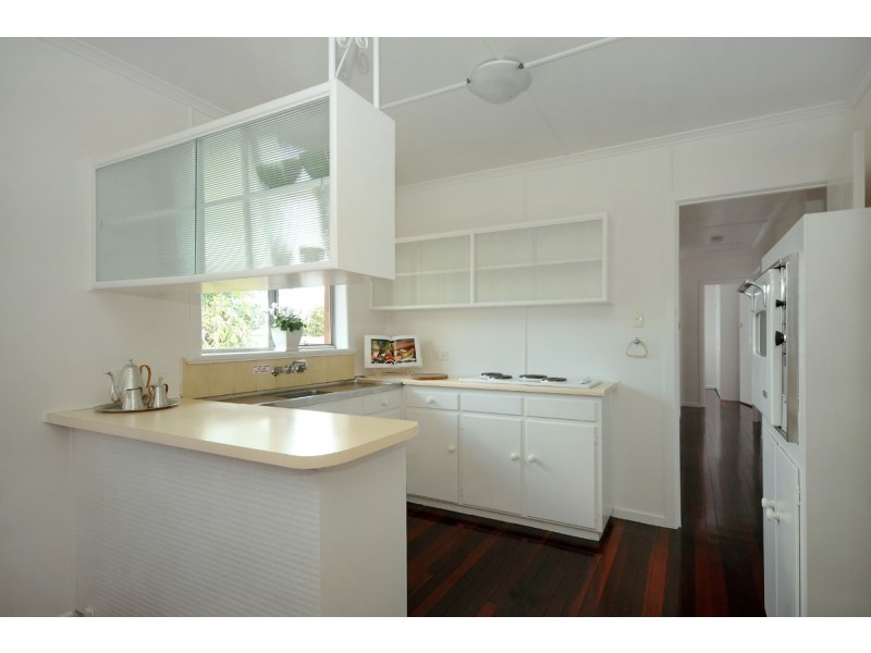 8 Esther Street, Mount Lofty QLD 4350