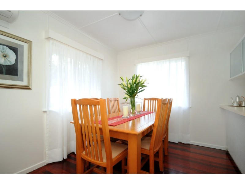 8 Esther Street, Mount Lofty QLD 4350