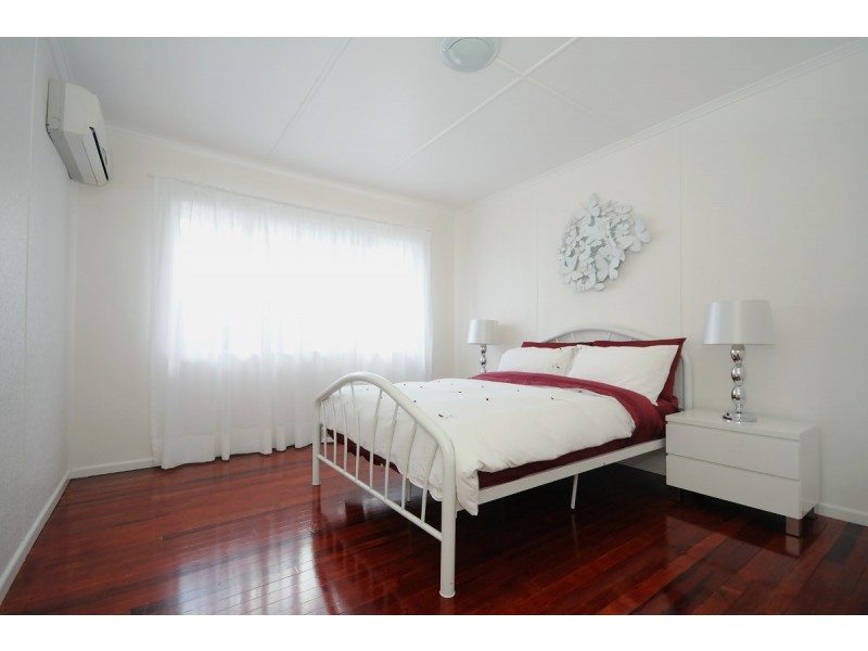 8 Esther Street, Mount Lofty QLD 4350