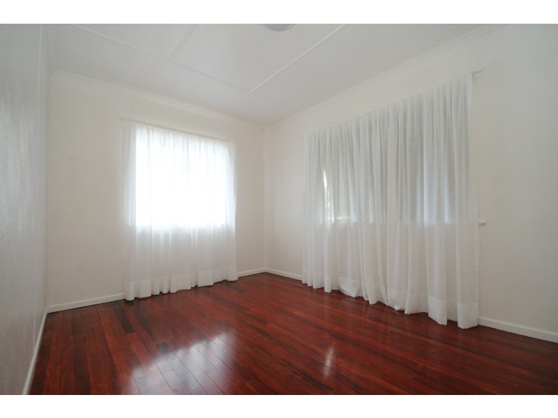 8 Esther Street, Mount Lofty QLD 4350
