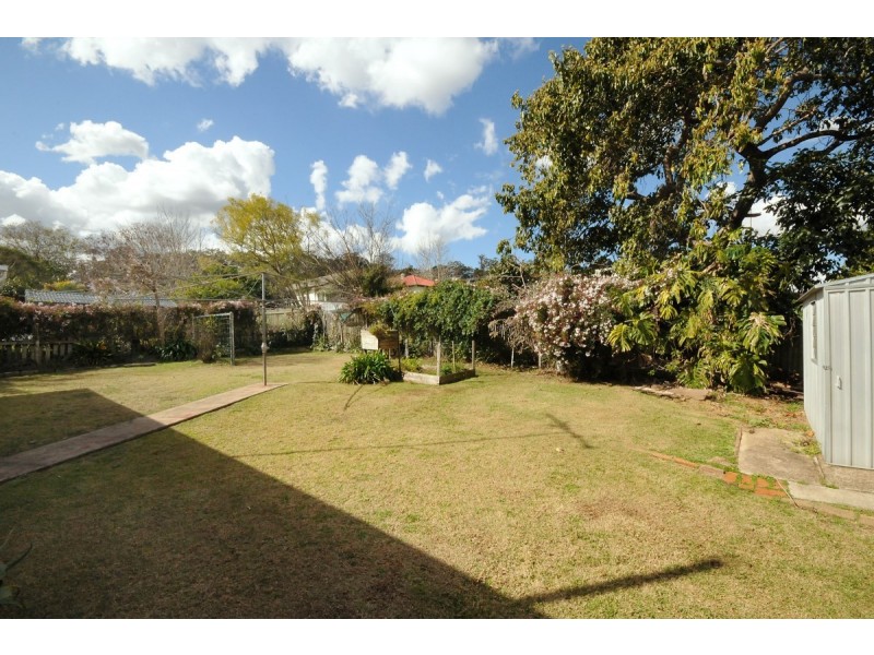 8 Esther Street, Mount Lofty QLD 4350
