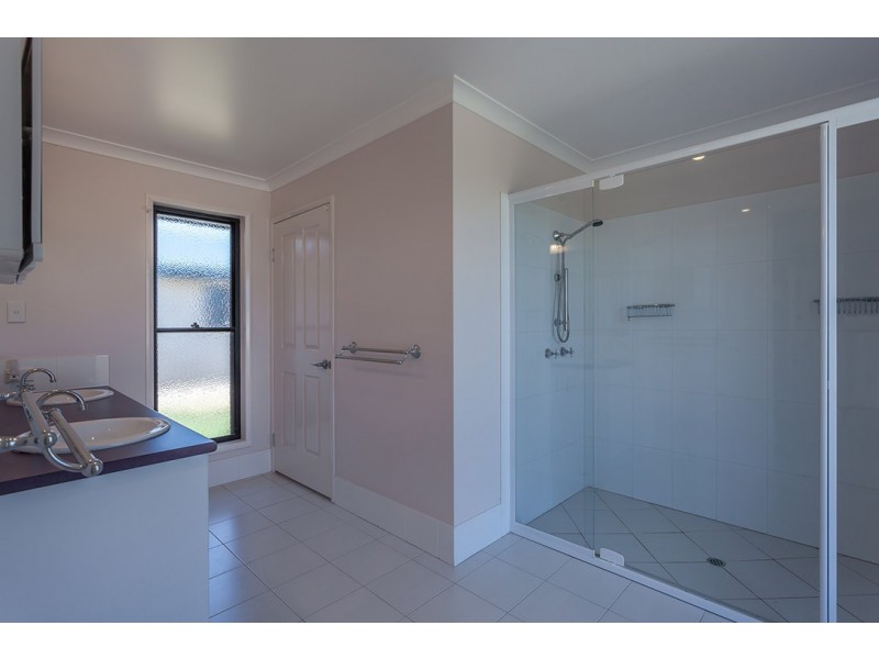 42 Hilltop Drive, Gowrie Junction QLD 4352