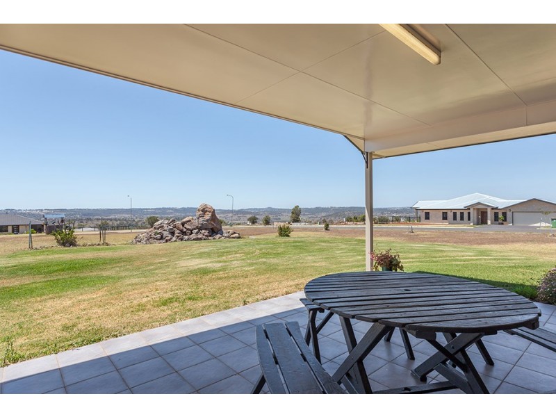 42 Hilltop Drive, Gowrie Junction QLD 4352