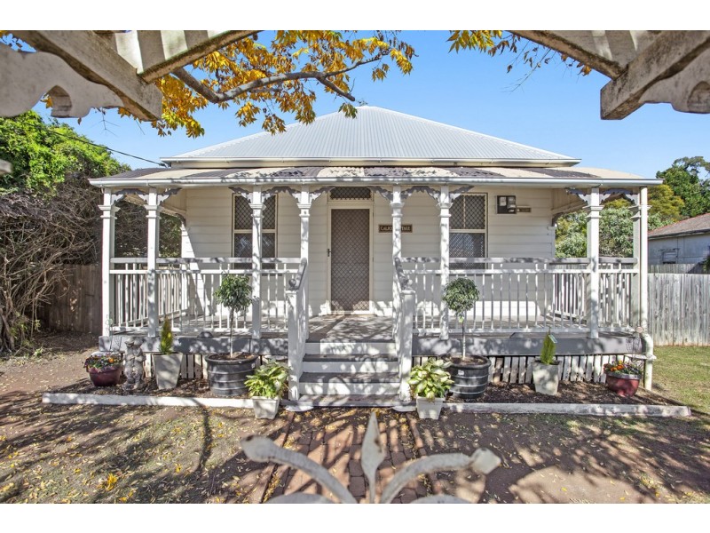 10 Albert Street, Newtown QLD 4350