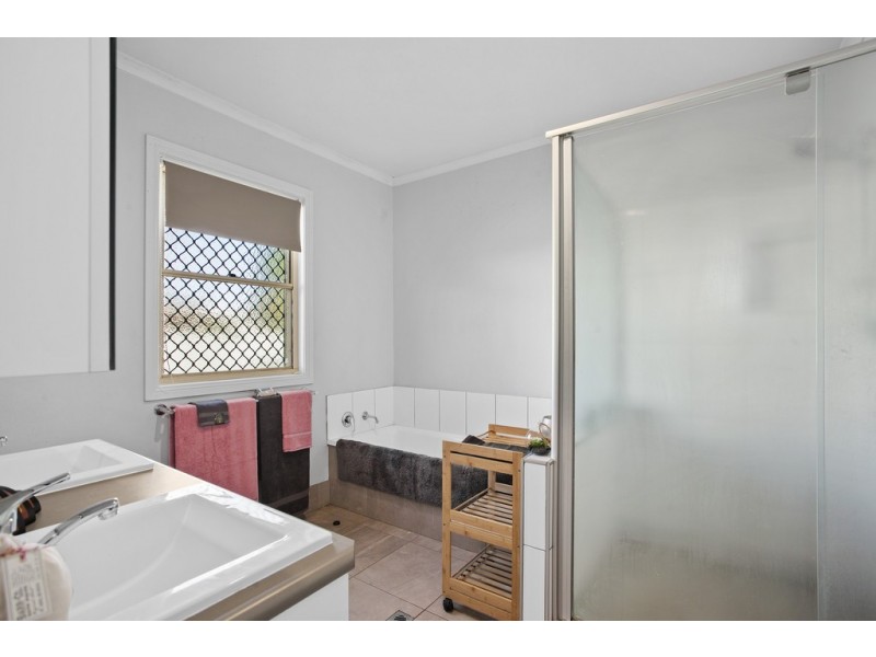 10 Albert Street, Newtown QLD 4350