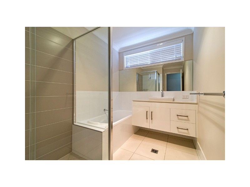 2/16 Swallow Court, Newtown QLD 4350