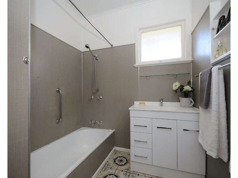 8 Esther Street, Mount Lofty QLD 4350