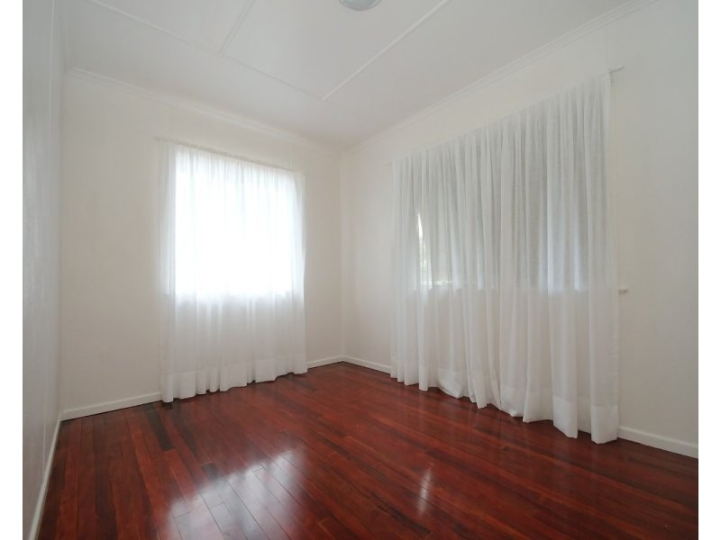 8 Esther Street, Mount Lofty QLD 4350