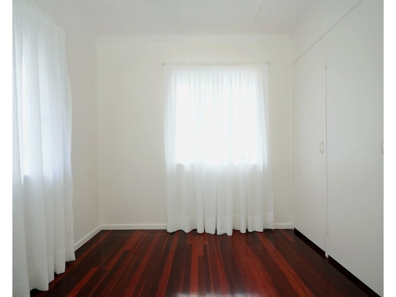 8 Esther Street, Mount Lofty QLD 4350