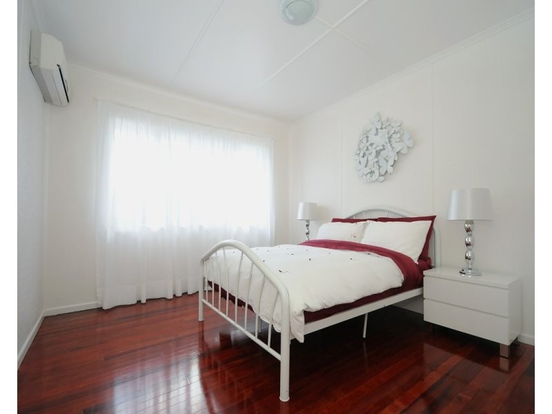 8 Esther Street, Mount Lofty QLD 4350