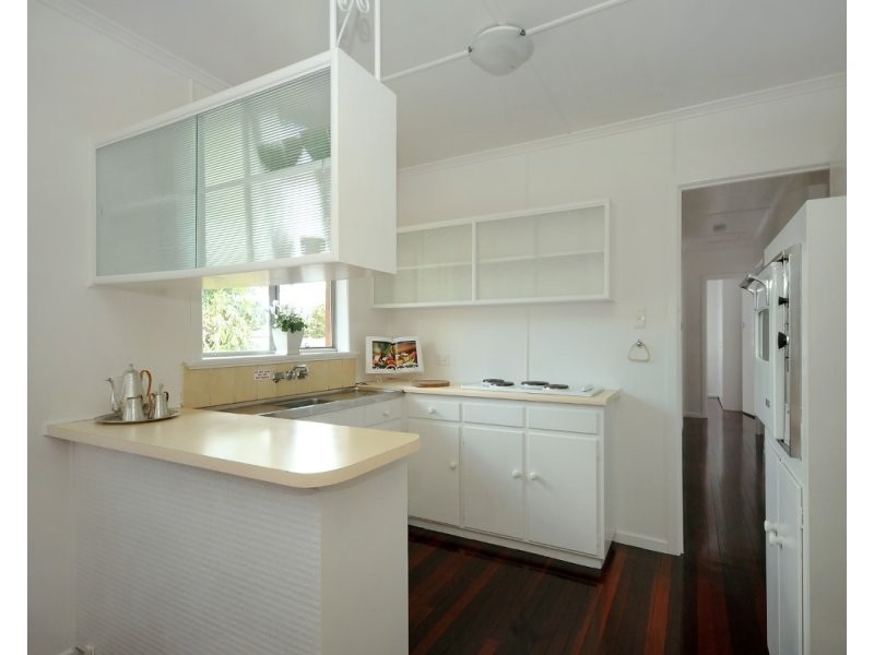 8 Esther Street, Mount Lofty QLD 4350