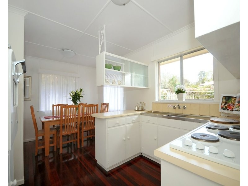 8 Esther Street, Mount Lofty QLD 4350