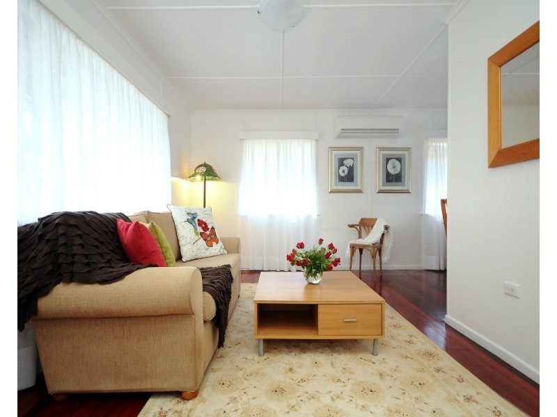 8 Esther Street, Mount Lofty QLD 4350