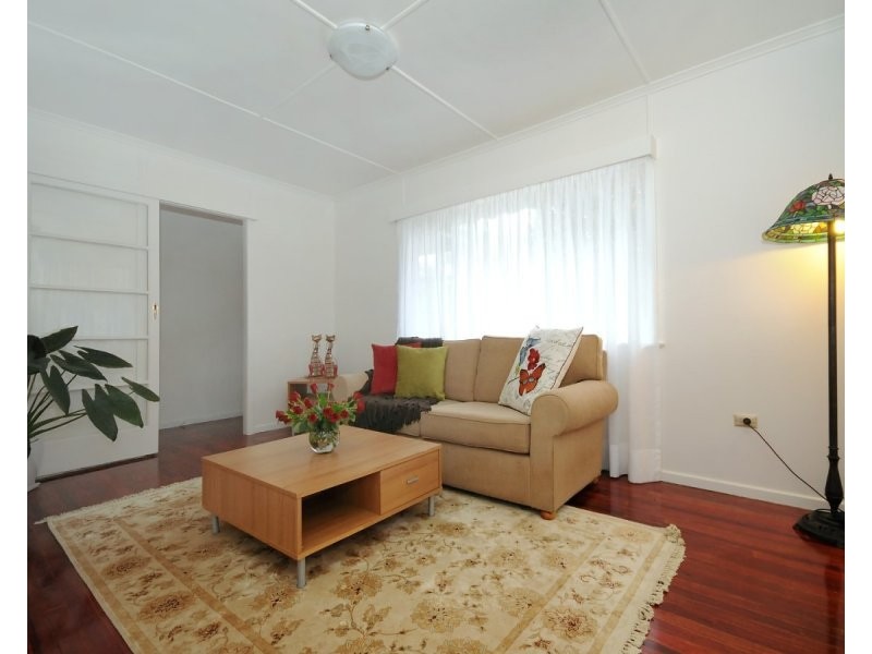 8 Esther Street, Mount Lofty QLD 4350