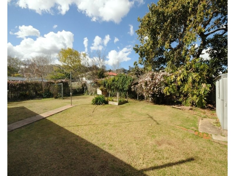 8 Esther Street, Mount Lofty QLD 4350