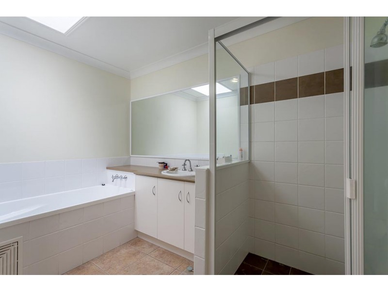 Unit 2/402 Alderley Street, Kearneys Spring QLD 4350