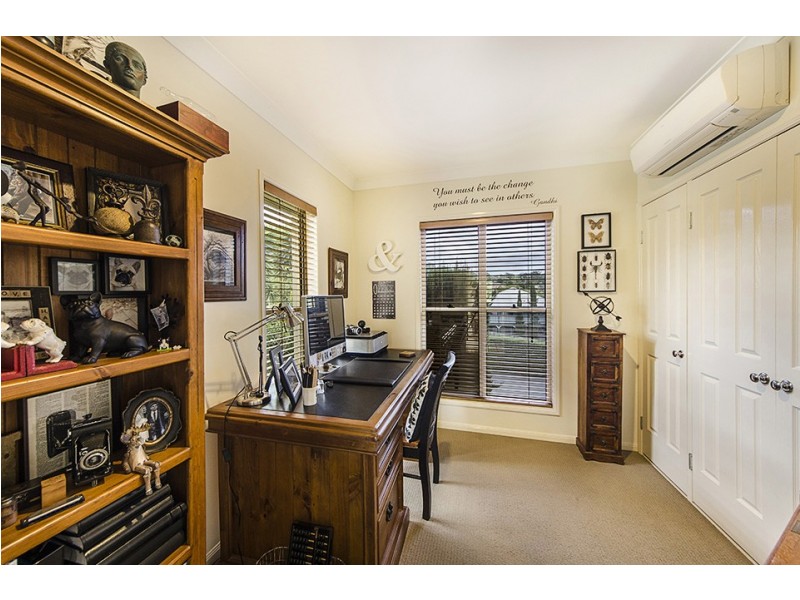 33 Harvey Street, Mount Lofty QLD 4350