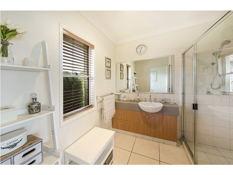 33 Harvey Street, Mount Lofty QLD 4350