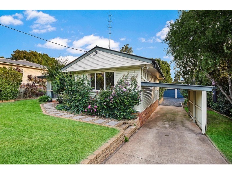 80 North Street, Mount Lofty QLD 4350