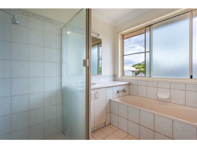 8 Oaklands Court, Glenvale QLD 4350