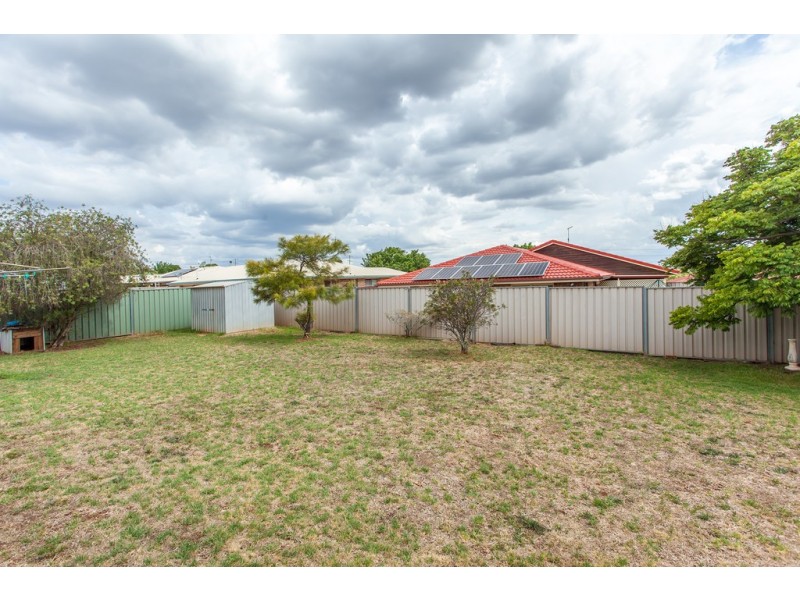 8 Oaklands Court, Glenvale QLD 4350