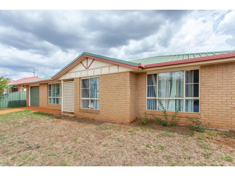 8 Oaklands Court, Glenvale QLD 4350