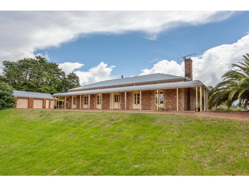 22 Hilltop Crescent, Blue Mountain Heights QLD 4350