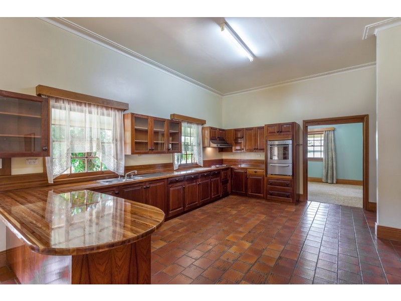 22 Hilltop Crescent, Blue Mountain Heights QLD 4350