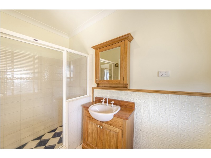 18 Banksdale Drive, Middle Ridge QLD 4350