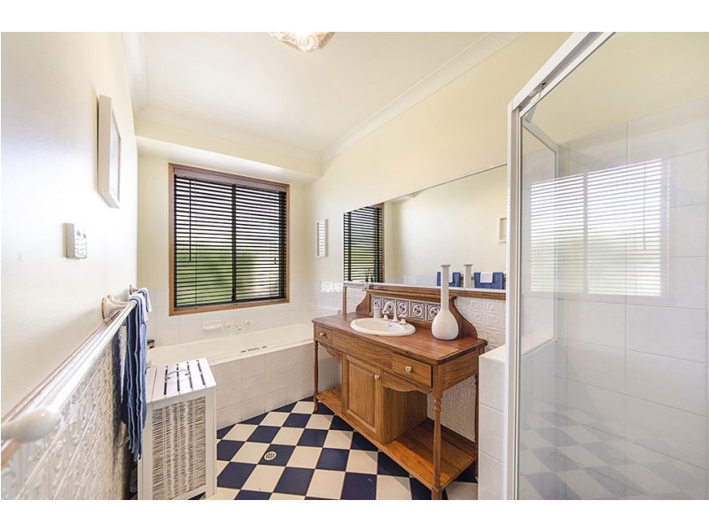 18 Banksdale Drive, Middle Ridge QLD 4350