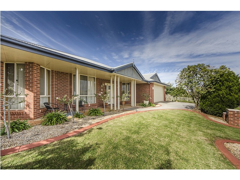 18 Banksdale Drive, Middle Ridge QLD 4350