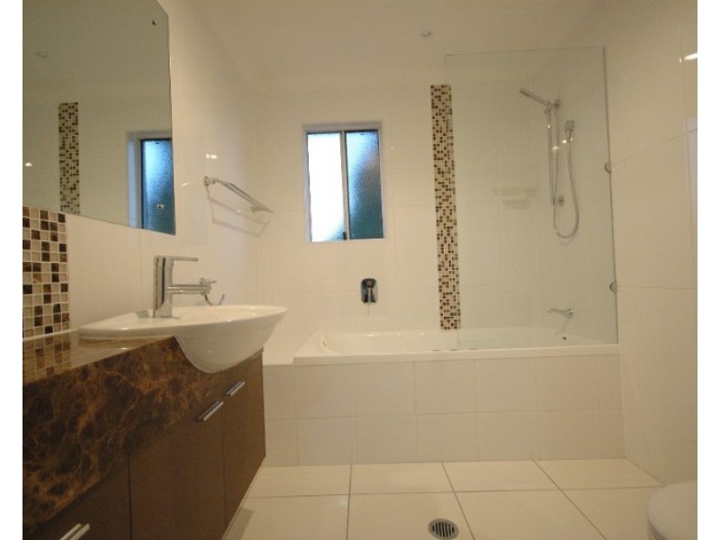 2/2A Daranlee Court, East Toowoomba QLD 4350