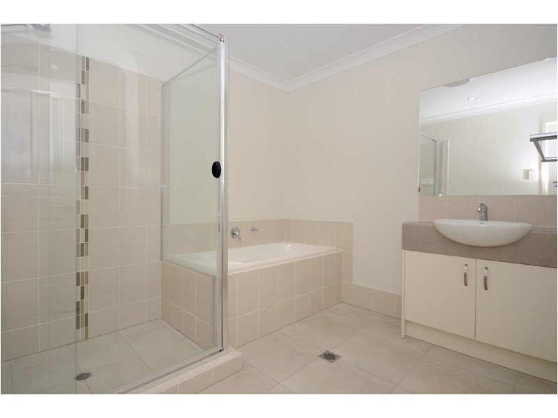 1/223 Greenwattle Street, Cranley QLD 4350