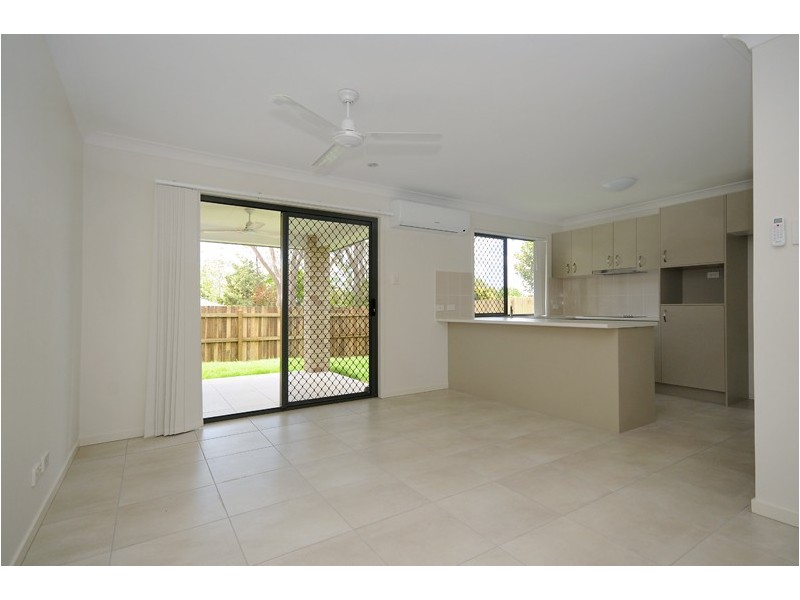 2/223 Greenwattle Street, Cranley QLD 4350