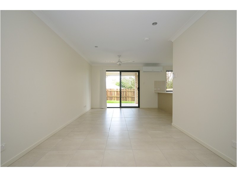 2/223 Greenwattle Street, Cranley QLD 4350