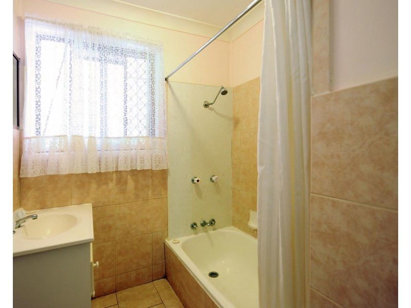 2/56 Hursley Rd, Newtown QLD 4350