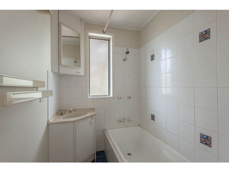 1 Race Street, Newtown QLD 4350