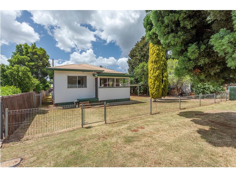 1 Race Street, Newtown QLD 4350